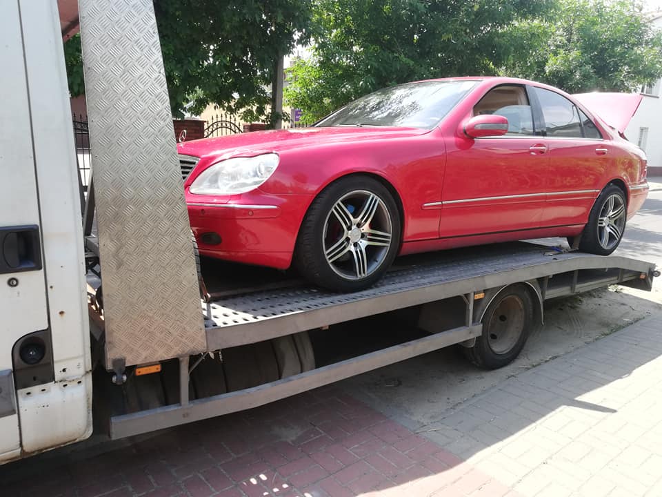 Czerwony samochód na lawecie — zdjęcie z witryny DAW-CAR